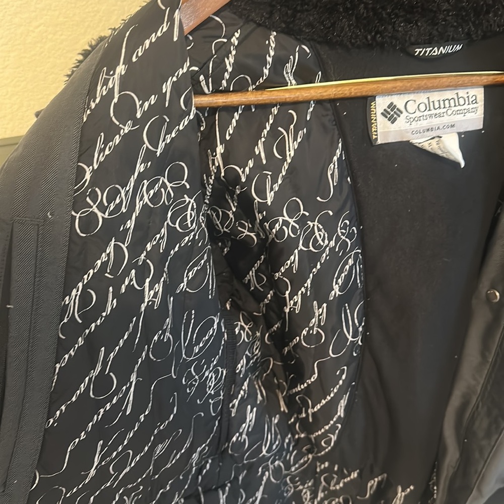 Woman’s Columbia Titanium Jacket with Omni-tech, waterproof. - Picture 7 of 7